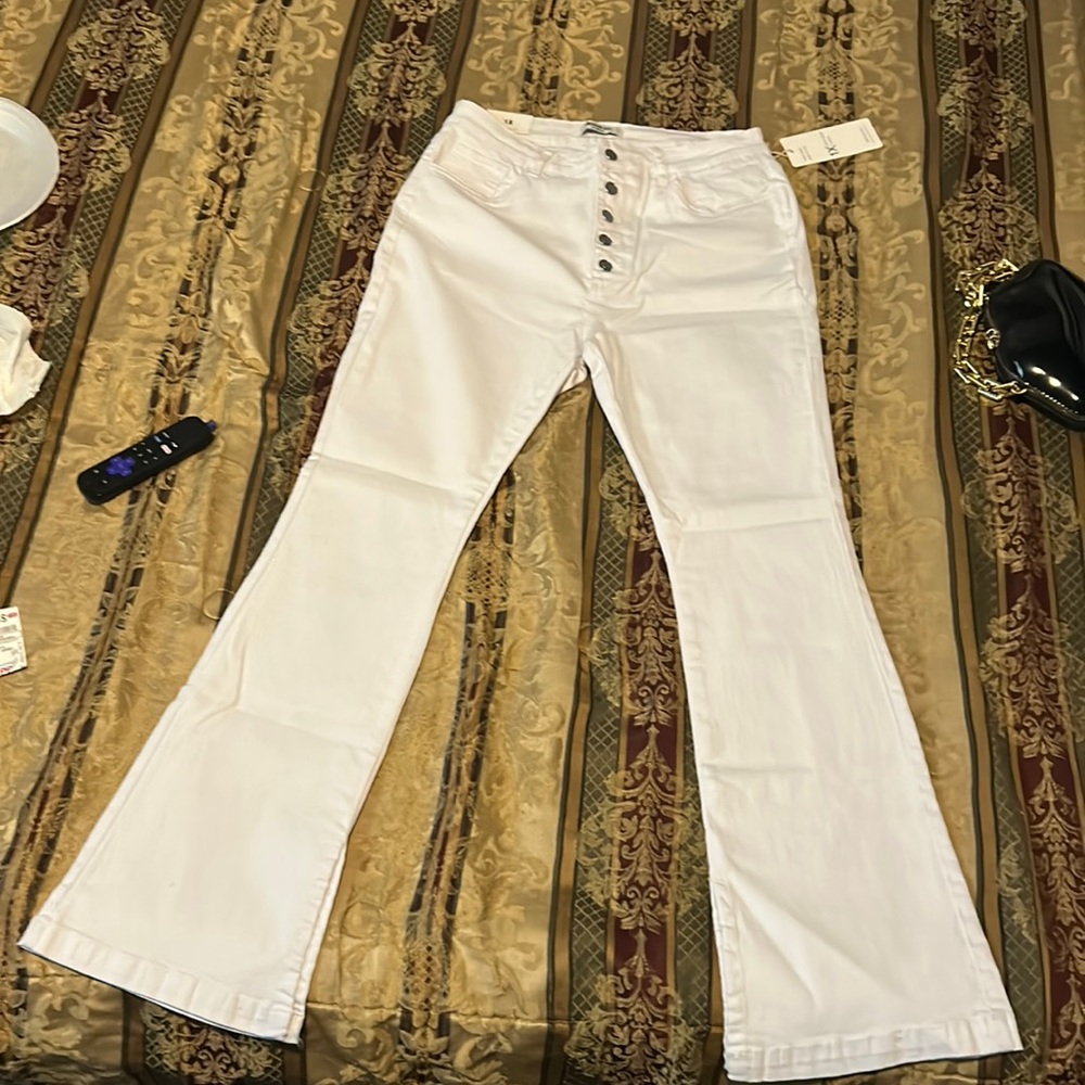 Super cute white high waisted spit hem jeans by American Bazi size 1X BRAND NEW